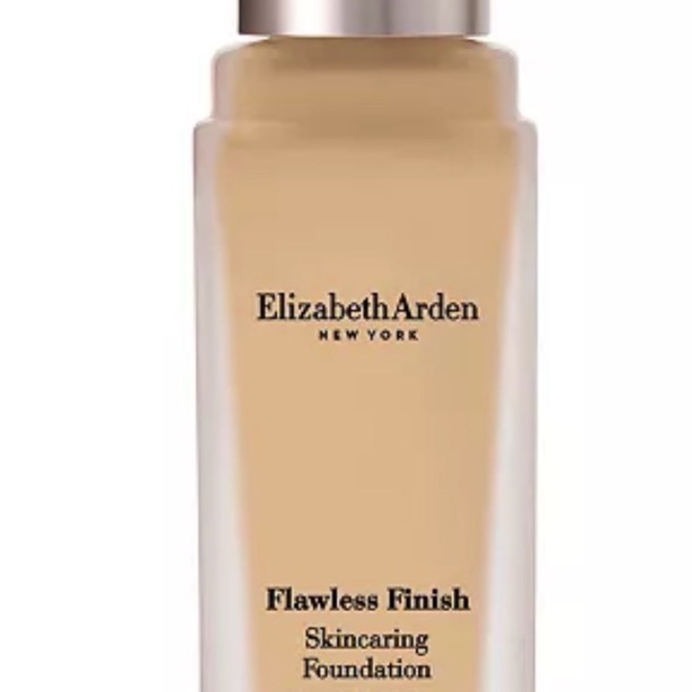 Flawless Finish Skin-caring Foundation
210N-Light skin with peach undertones